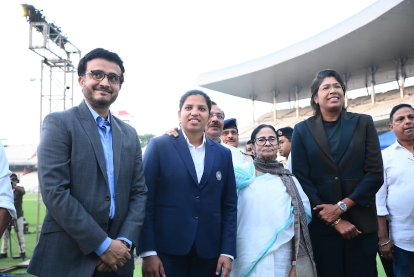 ऋचा ने भारत की खिताबी जीत में अहम भूमिका निभाई थी. सातवें नंबर पर बल्लेबाजी करते हुए उन्होंने दक्षिण अफ्रीका के खिलाफ फाइनल में 24 गेंद में तीन चौके और दो छक्कों की मदद से 34 रन की पारी खेली. 