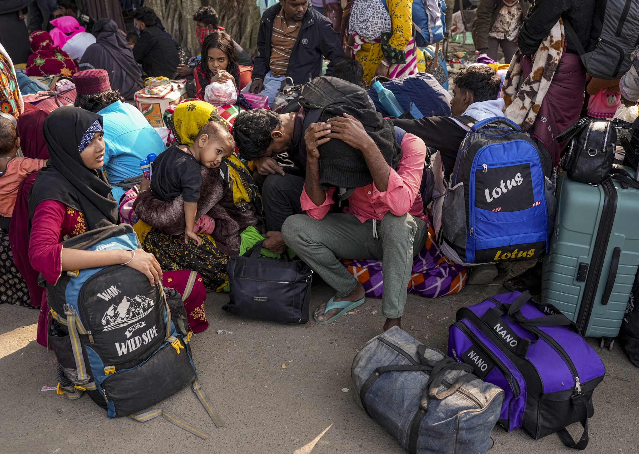 बंगाल में SIR पर बवाल राजभवन छोड़ जमीन पर उतरे राज्यपाल ट्रेन से किया सफर