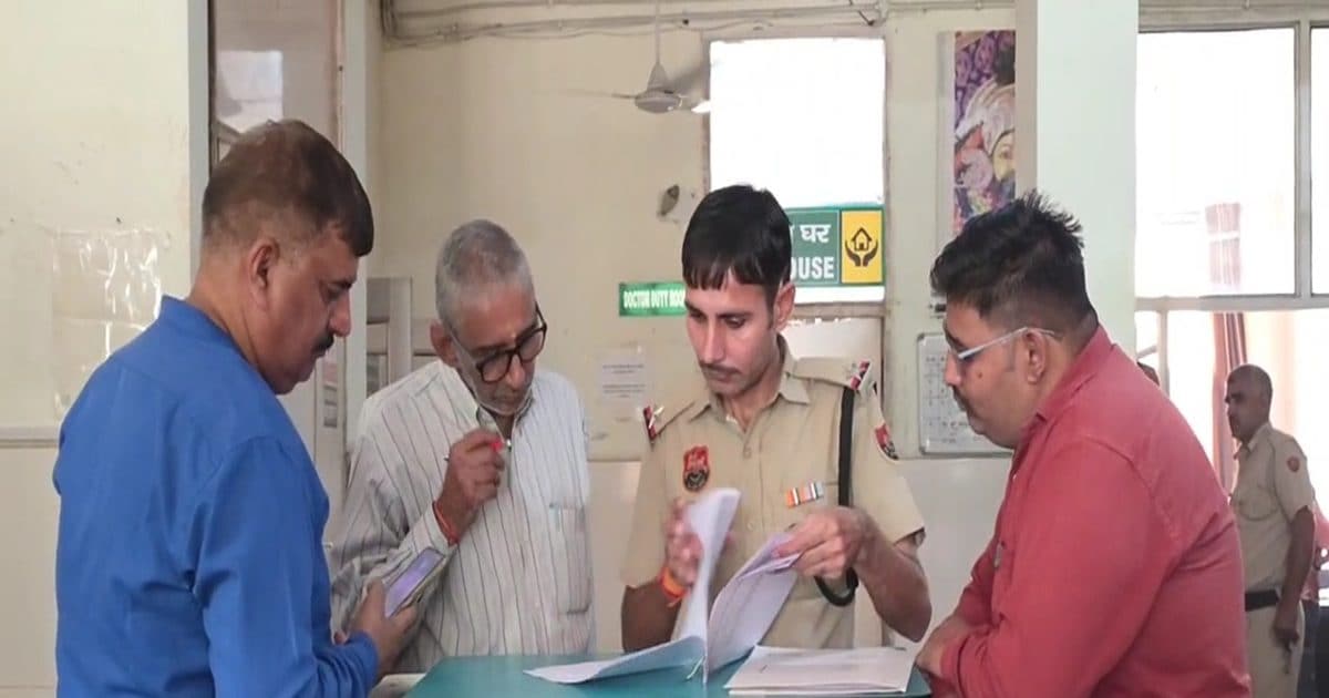 ऑटो चालक पति की पत्नी ने की हत्या, फिर शव के पास बैठकर किया मैकअप