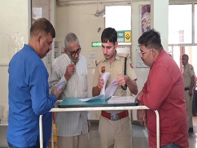 ऑटो चालक पति की पत्नी ने की हत्या, फिर शव के पास बैठकर किया मैकअप