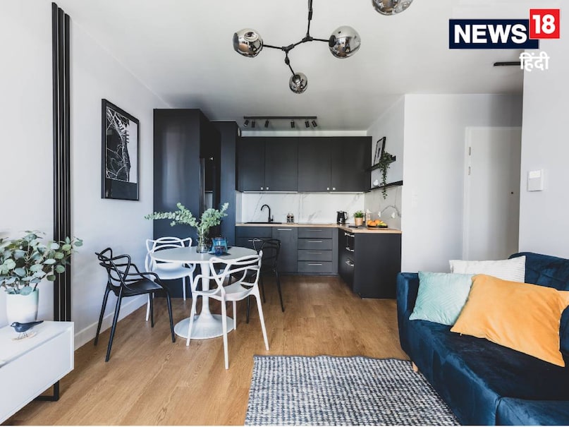 जहां दिल्ली डेवलपमेंट अथॉरिटी से लेकर डीएलएफ जैसी बड़ी कंपनियां भी ईडब्ल्यूएस फ्लैट बनाती हैं, वहीं प्राइवेट बिल्डर्स, बड़े और नामी डेवलपर्स एनसीआर में स्टूडियो अपार्टमेंट्स बनाते हैं. गुरुग्राम में सेंट्रल पार्क के द रूम्स स्टूडियो अपार्टमेंट काफी फेमस हैं, जिनकी कीमत करोड़ों रुपये में है. जबकि डीडीए का ईडब्ल्यूएस फ्लैट करीब 10-11 लाख रुपये में आ जाता है. आखिर ऐसा क्यों होता है, आइए जानते हैं. जहां दिल्ली डेवलपमेंट अथॉरिटी से लेकर डीएलएफ जैसी बड़ी कंपनियां भी ईडब्ल्यूएस फ्लैट बनाती हैं, वहीं प्राइवेट बिल्डर्स, बड़े और नामी डेवलपर्स एनसीआर में स्टूडियो अपार्टमेंट्स बनाते हैं. गुरुग्राम में सेंट्रल पार्क के द रूम्स स्टूडियो अपार्टमेंट काफी फेमस हैं, जिनकी कीमत करोड़ों रुपये में है. जबकि डीडीए का ईडब्ल्यूएस फ्लैट करीब 10-11 लाख रुपये में आ जाता है. आखिर ऐसा क्यों होता है, आइए जानते हैं.