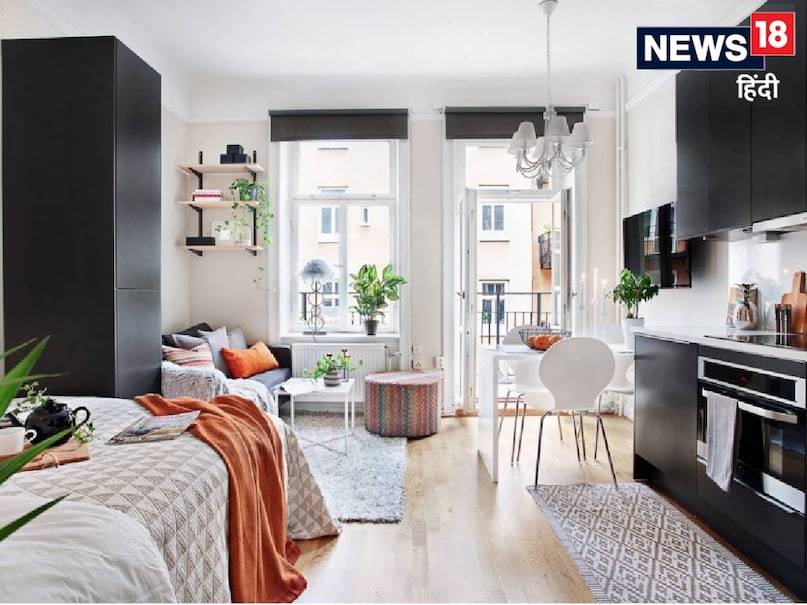 भारत में कई बड़ी कंपनियां काम के सिलसिले में आने वाले कर्मचारियों को कुछ दिन के लिए इन स्टूडियो अपार्टमेंट्स में अकॉमोडेशन यानि रहने की सुविधा देती हैं. हालांकि आम लोग भी इन्हें खरीद सकते हैं. इनकी कीमत लोकेशन के हिसाब से लाखों से लेकर करोड़ों रुपये में हो सकती है. आजकल नोएडा, गुरुग्राम ही नहीं कई छोटे शहरों में भी स्टूडियो अपार्टमेंट बन रहे हैं. भारत में कई बड़ी कंपनियां काम के सिलसिले में आने वाले कर्मचारियों को कुछ दिन के लिए इन स्टूडियो अपार्टमेंट्स में अकॉमोडेशन यानि रहने की सुविधा देती हैं. हालांकि आम लोग भी इन्हें खरीद सकते हैं. इनकी कीमत लोकेशन के हिसाब से लाखों से लेकर करोड़ों रुपये में हो सकती है. आजकल नोएडा, गुरुग्राम ही नहीं कई छोटे शहरों में भी स्टूडियो अपार्टमेंट बन रहे हैं.