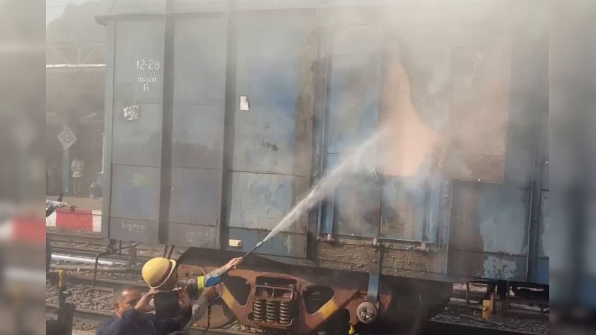 Fire Train Injan दिल्ली से लखनऊ जा रही थी मालगाड़ी, अचानक धूं-धूं कर जलने लगा डिब्बा ...