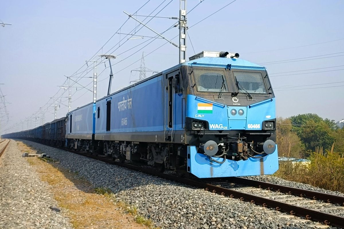 यात्रियों के लिए नहीं हाथियों के लिए रोकी गईं 12 ट्रेनें! लोग बोले- वाह रेलवे