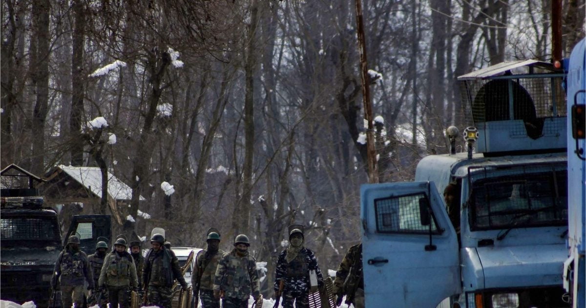 उरी में LoC के पास आतंकी ढेर, आर्मी ने आतंकवादियों को घेरा, एनकाउंटर जारी