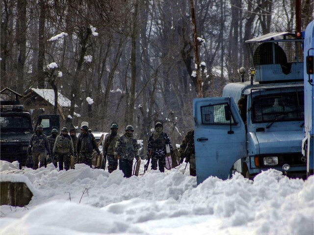उरी में LoC के पास आतंकी ढेर, आर्मी ने आतंकवादियों को घेरा, एनकाउंटर जारी