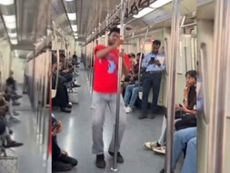 Delhi Metro में शख्स का बेहुदा डांस! यात्रियों के उड़े होश, वीडियो हुआ वायरल