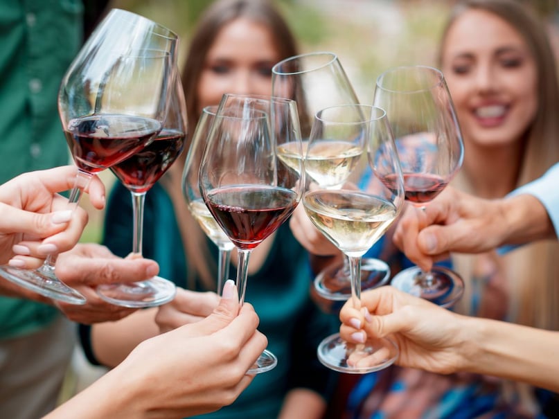 शराब: अल्कोहल में काफी मात्रा में प्यूरीन होता है, जिसके कारण रक्त में यूरिक एसिड की मात्रा तेजी से बढ़ने लगती है. वहीं लंबे समय से शराब का सेवन कर रहे लोगों की किडनी भी ठीक से काम नहीं कर पाती है. ऐसे में गुर्दे रक्त से यूरिक एसिड को फिल्टर नहीं कर पाते हैं.  (Image- AI)