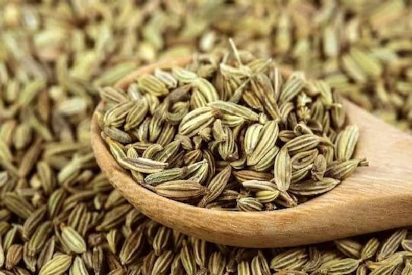 খাওয়ার পর খাবার হজম করতে অসুবিধা হলে খাওয়ার পর এক চামচ মৌরি ও চিনির মিছরি মিশিয়ে খান। এটি পেট পরিষ্কার করতে সাহায্য করে এবং কোষ্ঠকাঠিন্যের সমস্যা থেকে মুক্তি দেয়। মৌরি এবং চিনির মিছরি সেবনেও সহজেই ফোলা সমস্যা দূর হয়।