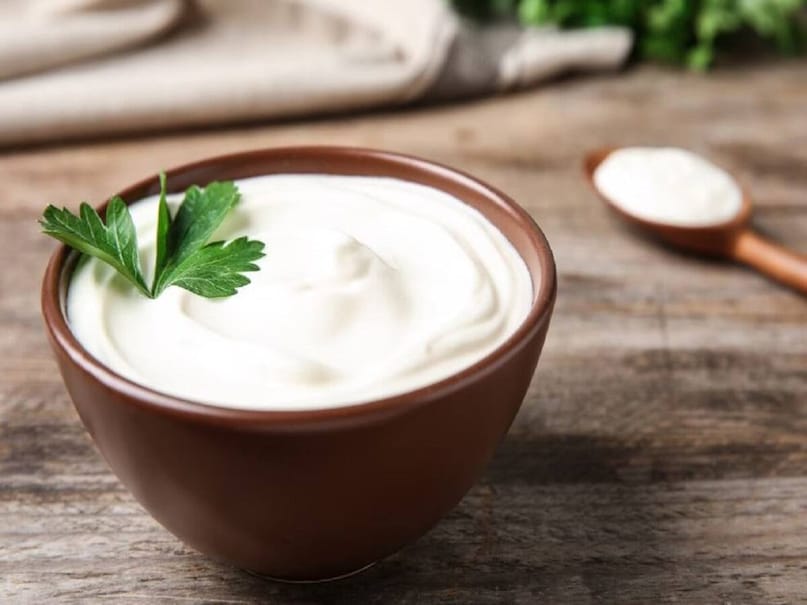 দইয়ে প্রোবায়োটিক এবং ভাল পরিমাণ ক্যালসিয়াম থাকে। কিন্তু এটি খালি পেটে খেলে এতে উপস্থিত ভাল ব্যাকটেরিয়া, যা শরীরের জন্য উপকারী, তা পাকস্থলীর অ্যাসিড দ্বারা ধ্বংস হয়ে যায়। খালি পেটে দই খেলে অতিরিক্ত অ্যাসিডিটির সমস্যাও হতে পারে।