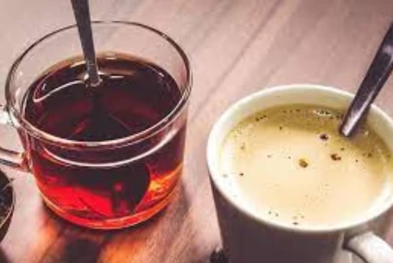 সকালে খালি পেটে চা বা কফি খেলে, তা অ্যাসিডিটি আরও বাড়িয়ে তুলতে পারে। এর কারণে, গ্যাস, ফোলাভাব, জল ধরে রাখার মতো সমস্যা হতে পারে।