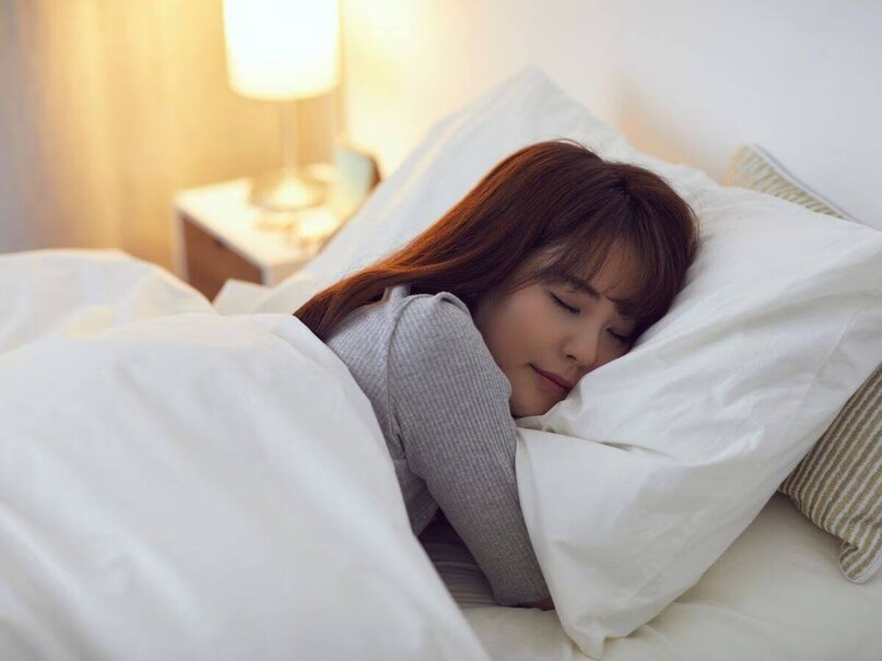 কখন আপনার সোয়েটার পরা উচিত? স্বাস্থ্য পেশাদাররা পরামর্শ দেন যে আবহাওয়া এবং ব্যক্তিগত আরামের উপর ভিত্তি করে সোয়েটার পরা উচিত। শীতকাল হল সোয়েটার পরার সবচেয়ে ভালো সময়, বিশেষ করে যখন তাপমাত্রা তীব্রভাবে কমে যায়। শীতের শুরুতে বা শেষে, হালকা সোয়েটার বা তাপীয় পোশাকই যথেষ্ট। আর্দ্র বা গরম আবহাওয়ায় উলের পোশাক এড়িয়ে চলুন কারণ এটি ঘাম এবং ত্বকের সমস্যা সৃষ্টি করতে পারে।