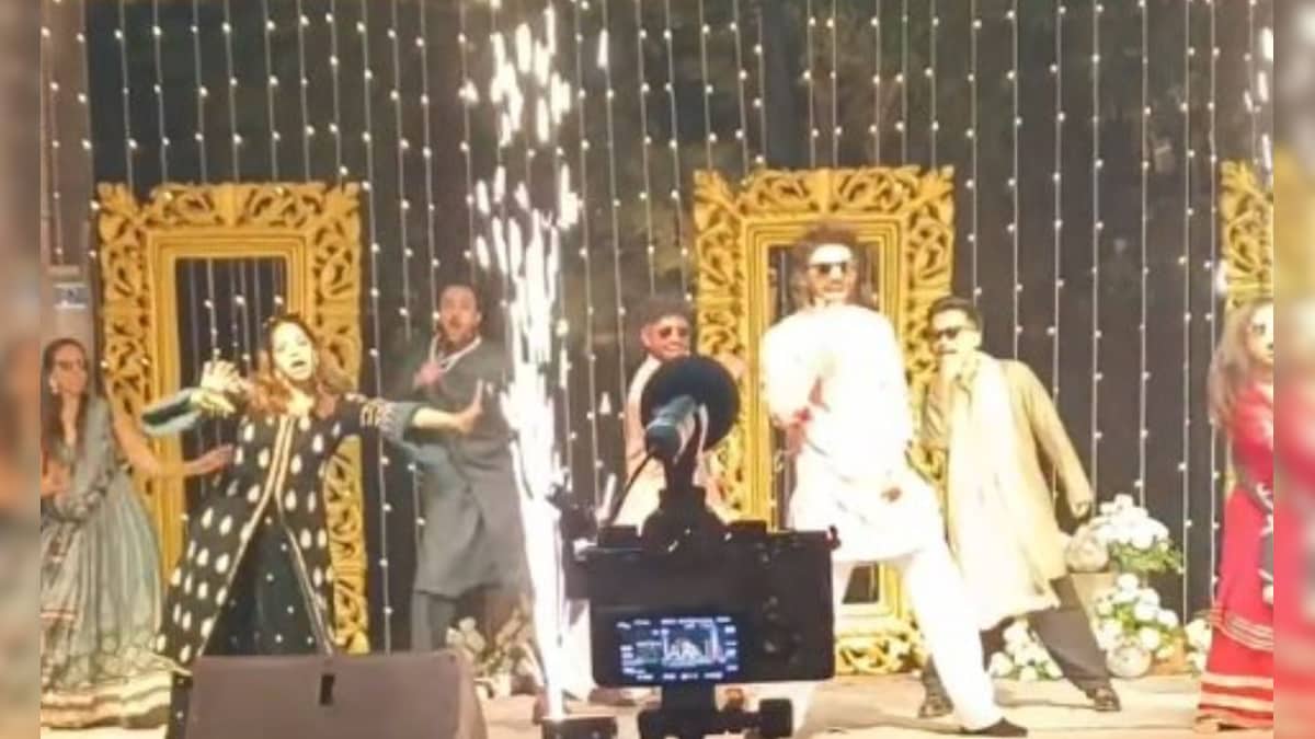 कार्तिक आर्यन ने बहन की संगीत में किया धमाकेदार डांस, ‘लॉलीपॉप लगेलू’ पर जमकर लगाए ठुमके कार्तिक आर्यन ने बहन की संगीत में किया धमाकेदार डांस, ‘लॉलीपॉप लगेलू’ पर जमकर लगाए ठुमके