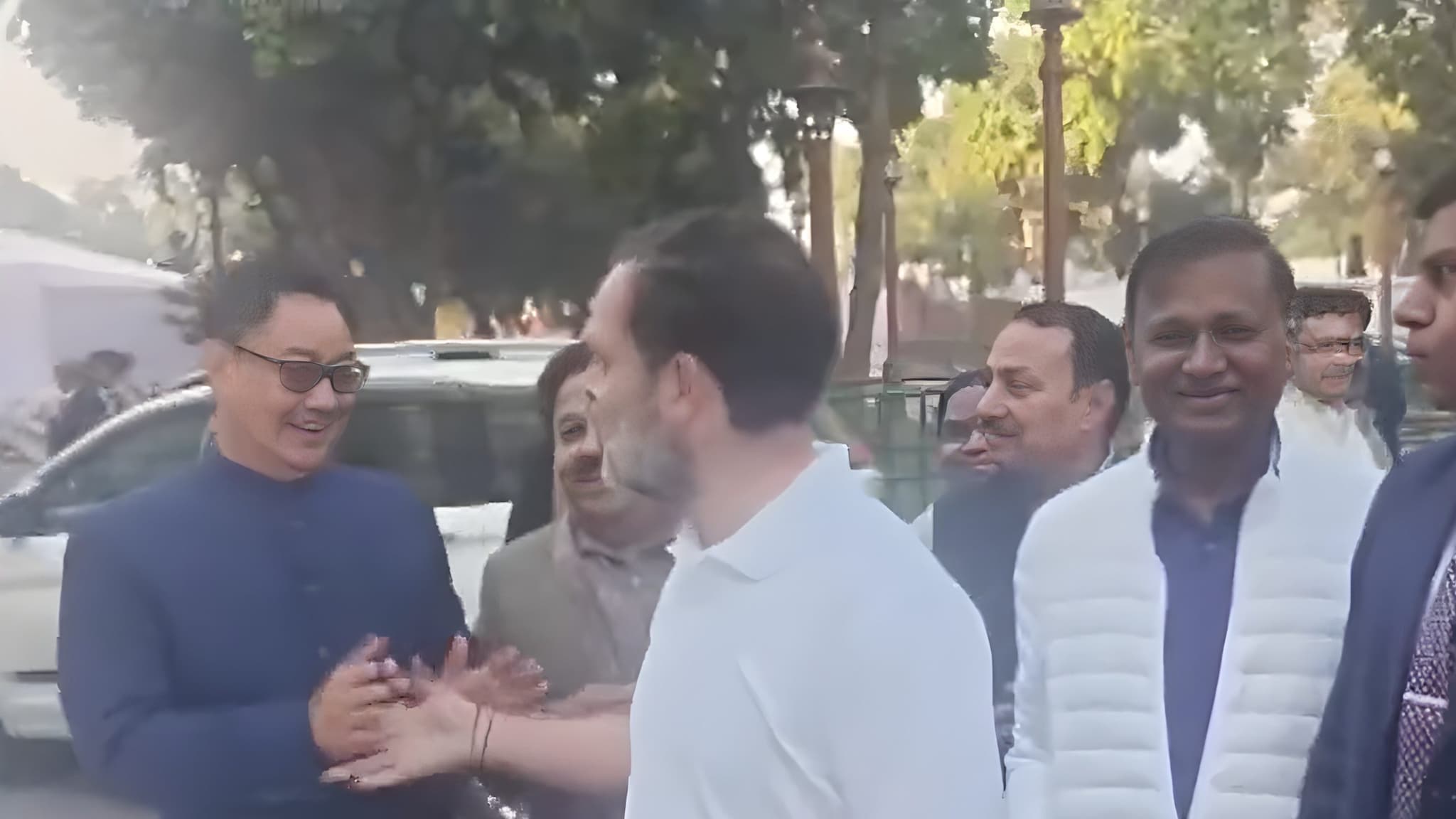 जब संसद के बाहर टकरा गए राहुल गांधी और किरेन रिजिजू देखिए फिर क्या हुआ