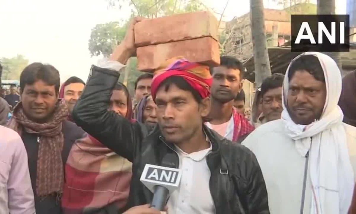 VIDEO: बंगाल में बाबरी मस्जिद के लिए माथे पर ईंट लेकर निकले हुमायूं कबीर के समर्थक