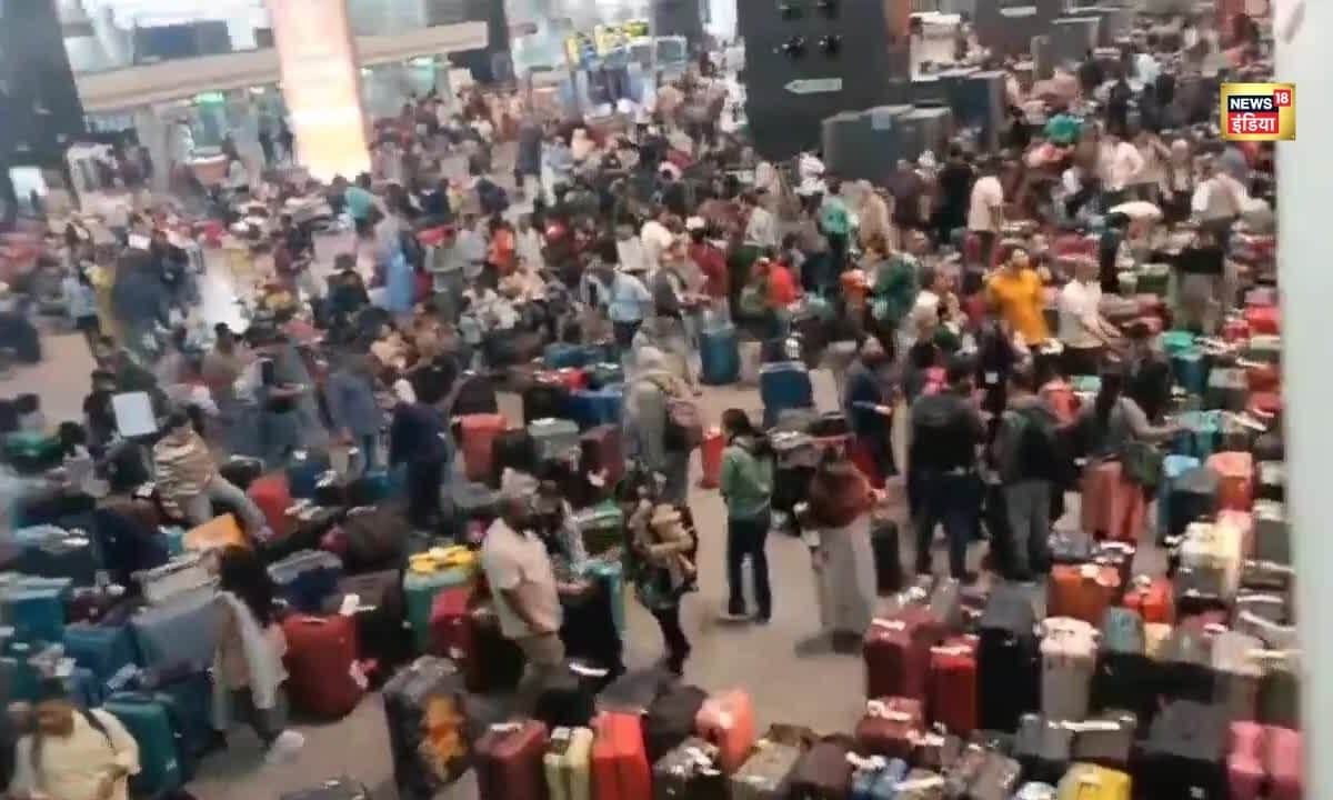 रेलवे स्टेशन से भी बुरा हाल एयरपोर्ट्स का देखिए फ्लाइट कैंसिलेशन से यात्रियों की भीड़ और सूटकेस के ढेर