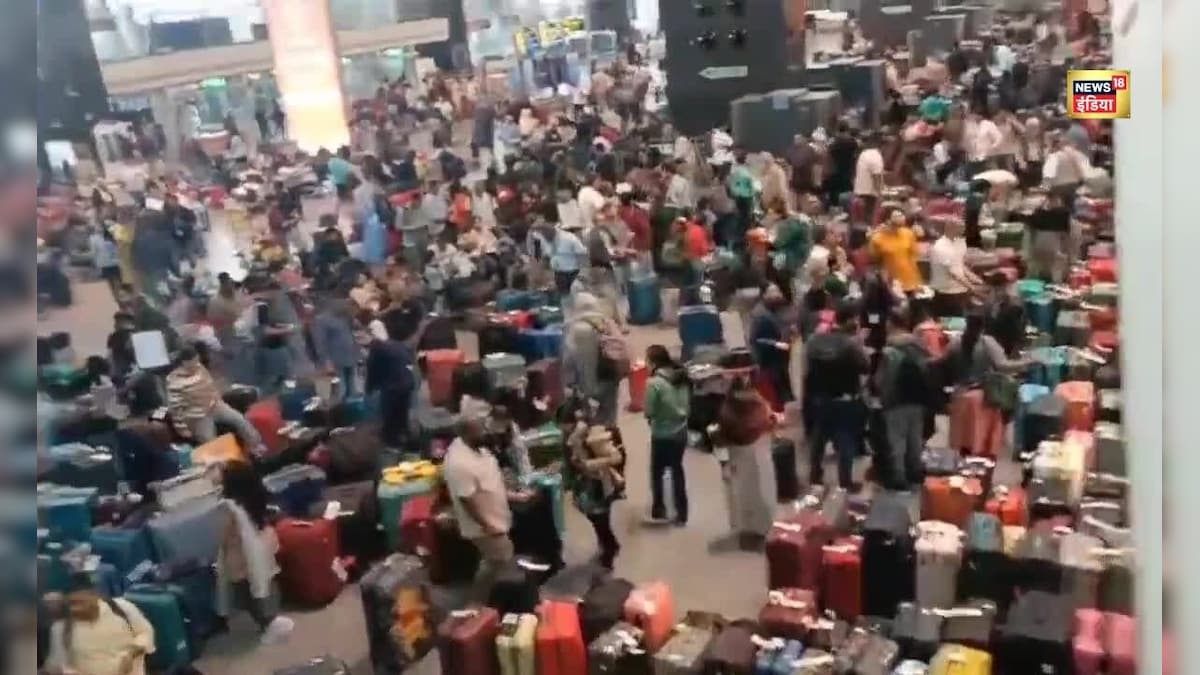 रेलवे स्टेशन से भी बुरा हाल एयरपोर्ट्स का, देखिए फ्लाइट कैंसिलेशन से यात्रियों की भीड़ और सूटकेस के ढेर