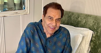 Dharmendra called director all night, upset over losing 'Anand' role.