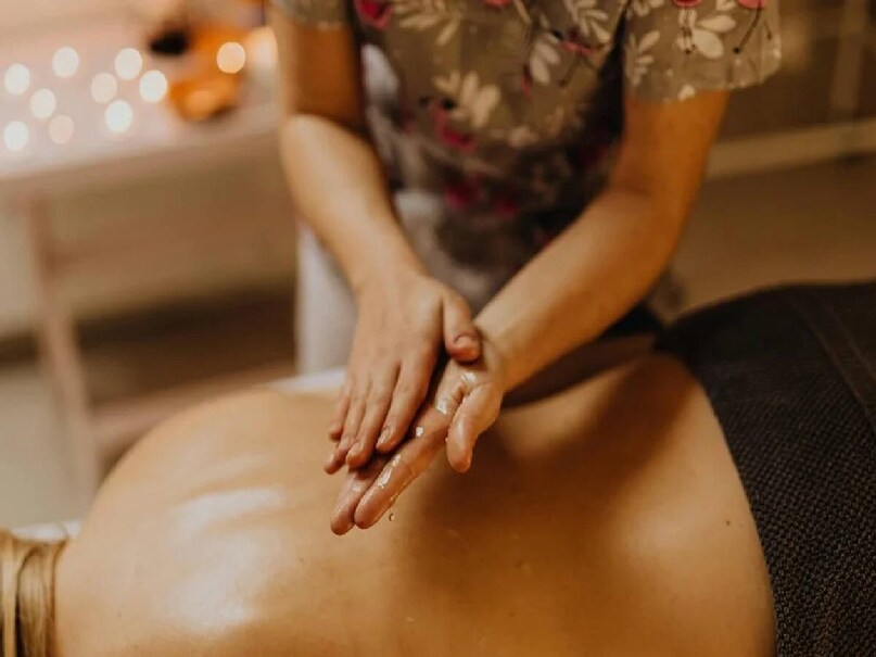 কোন তেলে কী গুন? নারকেল তেল – নারকেল তেল শুধু চুলের জন্যই উপকারী নয়, ত্বকের জন্যও সমান উপকারী। অ্যান্টি-মাইক্রোবিয়াল গুণসমৃদ্ধ এই তেল ময়েশ্চারাইজার হিসাবে খুব ভাল কাজ করে। এটি ত্বককে শুষ্কতার হাত থেকে রক্ষা করে। কোন তেলে কী গুন? নারকেল তেল – নারকেল তেল শুধু চুলের জন্যই উপকারী নয়, ত্বকের জন্যও সমান উপকারী। অ্যান্টি-মাইক্রোবিয়াল গুণসমৃদ্ধ এই তেল ময়েশ্চারাইজার হিসাবে খুব ভাল কাজ করে। এটি ত্বককে শুষ্কতার হাত থেকে রক্ষা করে।