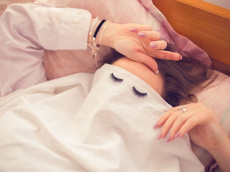 धीरे-धीरे बैठें और बीच-बीच में गहरी सांसें लें. ध्यान दें कि उस क्षण आपके मन में क्या विचार, भावनाएं और यादें आ रही हैं. उन्हें वैसे ही रहने दें, उन पर तुरंत कोई निर्णय न लें या कोई राय न बनाएं.