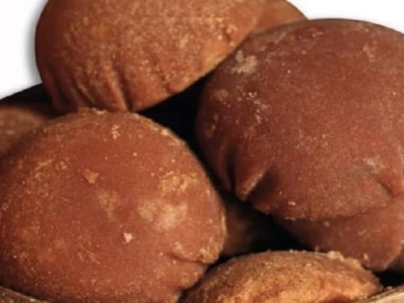 গুড়ের গন্ধে পাগল হয়ে চোখ বন্ধ করে গুড় কিনে ফেলা যাবে না। আসল খেজুরের গুড়ের সুবাস আনতে নানা রকম রাসায়নিক মেশানো হয় নকল গুড়ে। যে গন্ধ শুঁকে একেবারে বোঝার উপায় থাকে না, তা আসল না নকল।