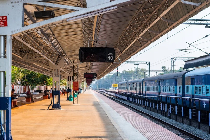 हम सभी जानते हैं कि दुनिया के सबसे ज्यादा जनसंख्या वाले देशों में भारत और चीन शुमार हैं. ऐसे में किसी भी पब्लिक प्लेस पर भीड़ यही सबसे ज्यादा होती है. हालांकि आज हम आपको दुनिया के सबसे व्यस्त स्टेशन के बारे में बताएंगे और दिलचस्प ये है कि ये भारत या चीन में नहीं बल्कि एक छोटे देश में है. 