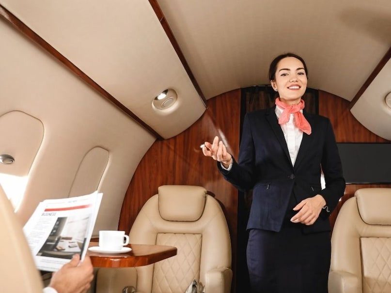 प्लेन में जब हम चढ़ते हैं, तो कुछ लड़कियां और कुछ लड़के हमारा स्वागत करते हैं. साथ ही वो हमारी मदद भी करते हैं. इसके अलावा वे सुरक्षा से जुड़े नियमों के बारे में भी बताते हैं. ये सभी फ्लाइट अटेंडेंट होते हैं. इनमें से लड़कियों को हम एयर होस्टेस कहते हैं. लेकिन कभी सोचा है कि पुरुषों को क्या कहा जाता है?