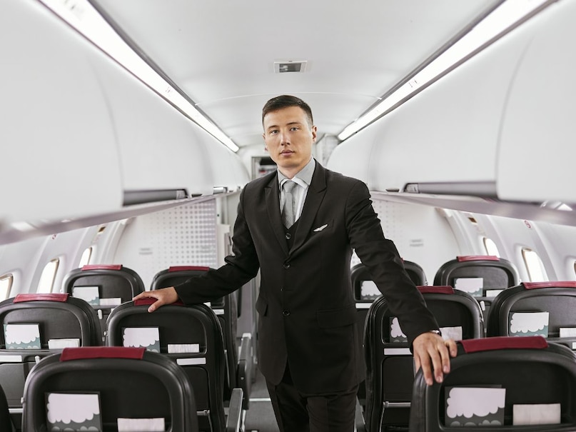 एयर होस्टेस महिलाओं के पसंदीदा कामों में से एक है. इस नौकरी में अच्छी सैलरी के साथ-साथ विदेश जाने का मौका भी मिलता है. कई युवतियां एयर होस्टेस बनना चाहती हैं. इसके लिए वे अलग-अलग शिक्षण संस्थानों में पढ़ाई और ट्रेनिंग लेकर विमानों में काम करती हैं. इस तरह जब हम विमान से यात्रा करते हैं तो हमें अगर कोई मदद या सवाल होता है तो हम एयर होस्टेस को बुलाकर पूछते हैं. साथ ही पुरुष फ्लाइट अटेंडेंट को भी बुला लेते हैं.