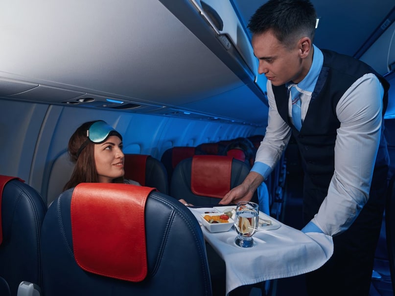 यहां तक की प्लेन में चढ़ने के बाद एयर होस्टेस और अन्य केबिन क्रू मेम्बर्स ही लोगों को सुरक्षा नियमों की जानकारी भी देते हैं. कई बार आप सीट बेल्ट नहीं पहनते तो तुरंत वो आपकी सीट तक आकर आपको उसे बांधने को कहते हैं. ऐसे में महिलाओं को तो एयरहोस्टेस कहना ठीक है. लेकिन पुरुषों को क्या कहते हैं? आज हम इस पोस्ट में जानेंगे.