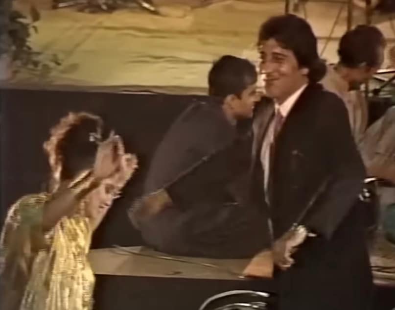 अब विनोद खन्ना के इस दिलकश अंदाज डांस स्टेप्स की तुलना उनके बेटे अक्षय खन्ना से हो रही है. विनोद खन्ना के सादगी भरी स्टाइल ने दर्शकों को अक्षय के FA9LA डांस की याद दिला दी. सोशल मीडिया यूजर्स ने दोनों के डांस की तुलना करते हुए कहा कि शायद अक्षय ने अनजाने में अपने पिता की स्टाइल को अपनाया है.