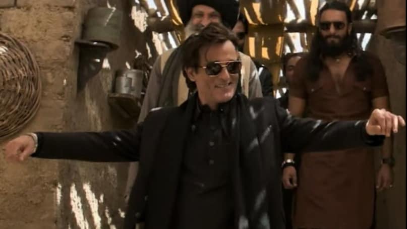 अक्षय खन्ना ने भले ही पिता का डांस स्टेप कॉपी न किया हो, लेकिन सोशल मीडिया पर कुछ लोगों का मानना है कि उन्होंने अपने पिता की तरह ही डांस किया. जबकि कुछ का मानना है कि एक्टर बिलकुल खुलकर अपने अंदाज में आराम से डांस कर रहे हैं. वो अपने पल को एंजॉय कर रहे हैं.