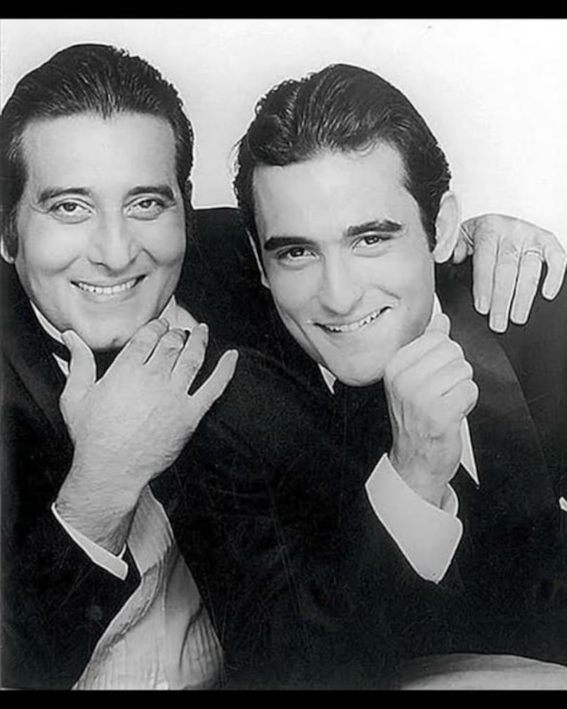 विनोद खन्ना का डांस सोशल मीडिया पर फिर से चर्चा में बना हुआ है. बेटे अक्षय खन्ना की तुलना पिता विनोद खन्ना से हो रही है. सोशल मीडिया पर मीम्स, दोनों के डांस की तुलना और फैंस के प्यार भरे ट्रिब्यूट्स की बाढ़ आ गई. शाहरुख खान का मशहूर डायलॉग "बाप बाप होता है" बार-बार कोट किया गया, जिससे खन्ना परिवार की चार्म की पीढ़ी दर पीढ़ी चलती परंपरा को दर्शाया गया.