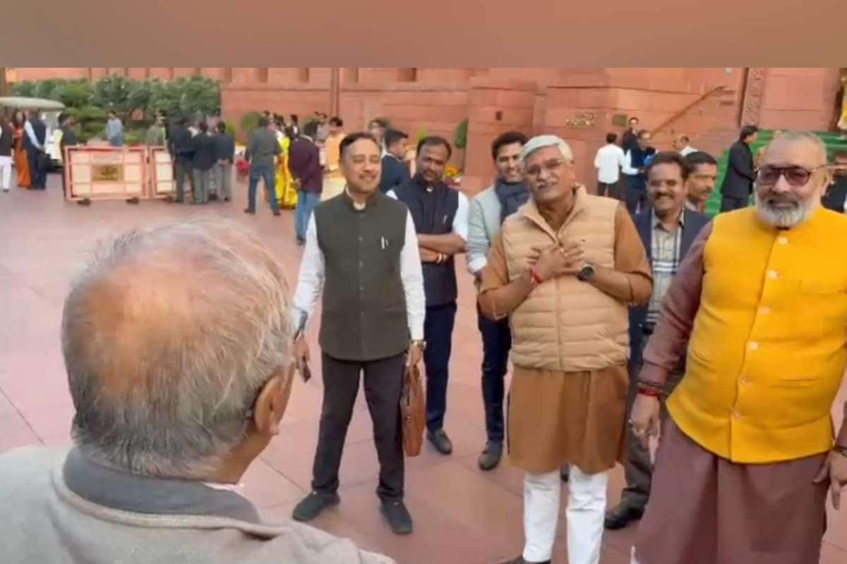 हमारे भी फेफड़े हैं संसद परिसर में सिगरेट पी रहे थे सौगत राय गिर्राज सिंह-गजेंद्र शेखावत ने टोका