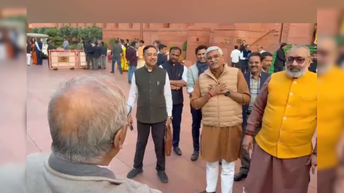 'हमारे भी फेफड़े हैं', संसद परिसर में सिगरेट पी रहे थे सौगत राय, गिर्राज सिंह-गजेंद्र शेखावत ने टोका