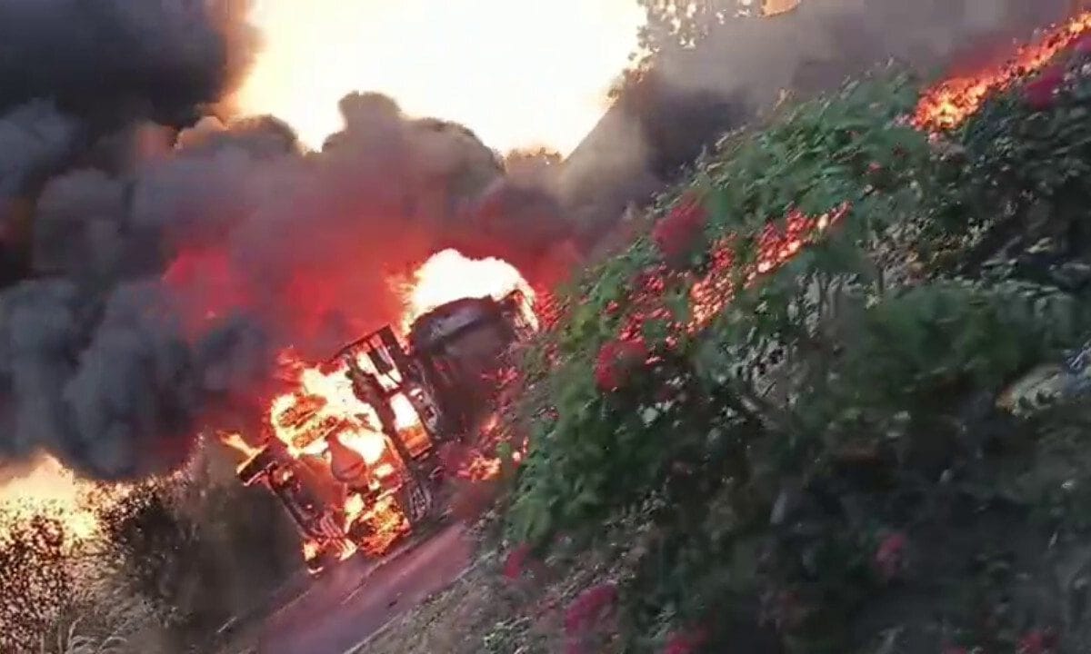 हाइवे पर आग की चादर! 200 मीटर तक लपटें, बीड के घाट में पलटा डीजल टैंकर, धमाके से दहल गया इलाका