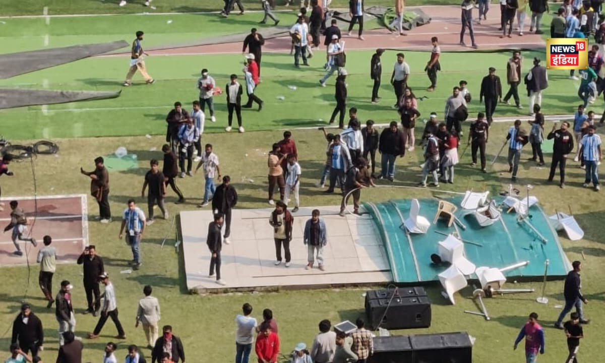VIDEO: कुर्सियां तोड़ीं बोतलें फेंकी और पोस्टर फाड़े मेसी के चलते अफरा-तफरी फैंस-पुलिस की झड़प