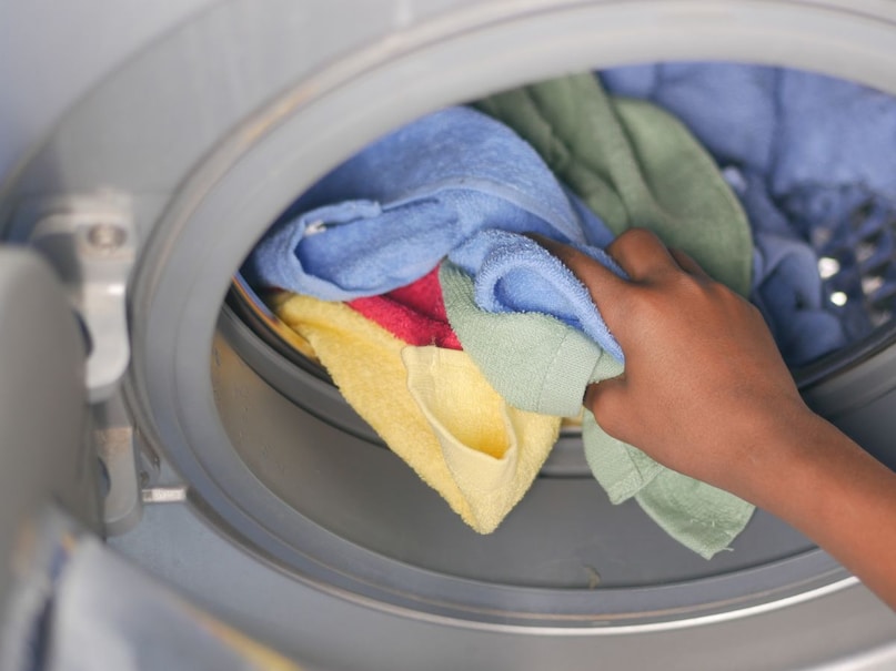 वॉशिंग मशीन कुठे आणि कसे ठेवावे : लोक अनेकदा त्यांची वॉशिंग मशीन जिथे जागा मिळेल तिथे बसवतात. परंतु ही एक मोठी चूक आहे. तज्ञांच्या मते, चुकीची जागा वारंवार मशीन बिघाड होण्याचे एक प्रमुख कारण असू शकते. मशीन नेहमी मागील भिंतीपासून किमान 4 ते 6 इंच अंतरावर ठेवावी. ही अंतर मशीनचे कंपन शोषून घेते आणि पाईप्स, ड्रेनेज होज आणि पॉवर केबलवर जास्त दाब टाळते.