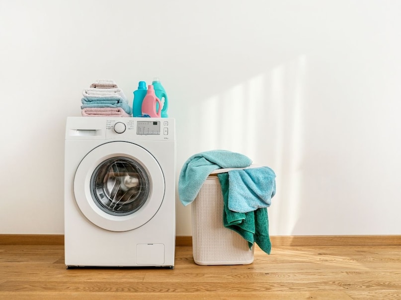 हिवाळ्यात विशेष काळजी घ्या : थंड हवामानात, पाईपमधील पाणी हेवी होते. ज्यामुळे मोटरवर जास्त ताण येतो. मशीन परवानगी देत ​​असेल तर आठवड्यातून एकदा गरम पाण्याचे सायकल चालवा. तसेच, मशीनवर जास्त भार टाकणे टाळा, कारण यामुळे हिवाळ्यात ते अधिक काम करते. धुतल्यानंतर, मशीन कोरडी होऊ द्या आणि दरवाजा थोडासा उघडा ठेवा. यामुळे ओलावा जमा होणार नाही आणि दुर्गंधी येणार नाही.