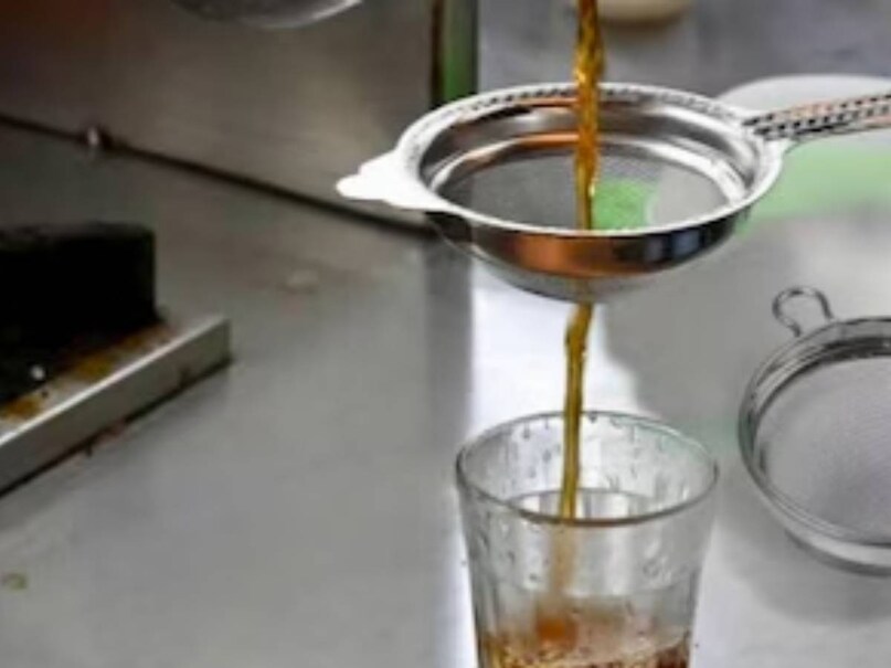 রান্না বিশেষজ্ঞ শর্মিলা সুমি ব্যাখ্যা করেন যে রান্নাঘরের অনেক জিনিসপত্র পরিষ্কার করা কঠিন হতে পারে। সবচেয়ে সহজ এবং কার্যকর সমাধান হল ছাঁকনি ফুটিয়ে নেওয়া। একটি প্যানে জল ঢেলে নোংরা ছাঁকনিটি তাতে রাখুন এবং ৫ থেকে ৭ মিনিট ফুটতে দিন। গরম জলের বাষ্প এবং তাপমাত্রা ময়লা আলগা করে দেয়। এটি কিছুটা ঠান্ডা হওয়ার পরে, একটি পুরানো টুথব্রাশ বা স্টিলের ব্রাশ দিয়ে ঘষে নিন - ছাঁকনিটি তাৎক্ষণিকভাবে উজ্জ্বল হয়ে উঠবে।