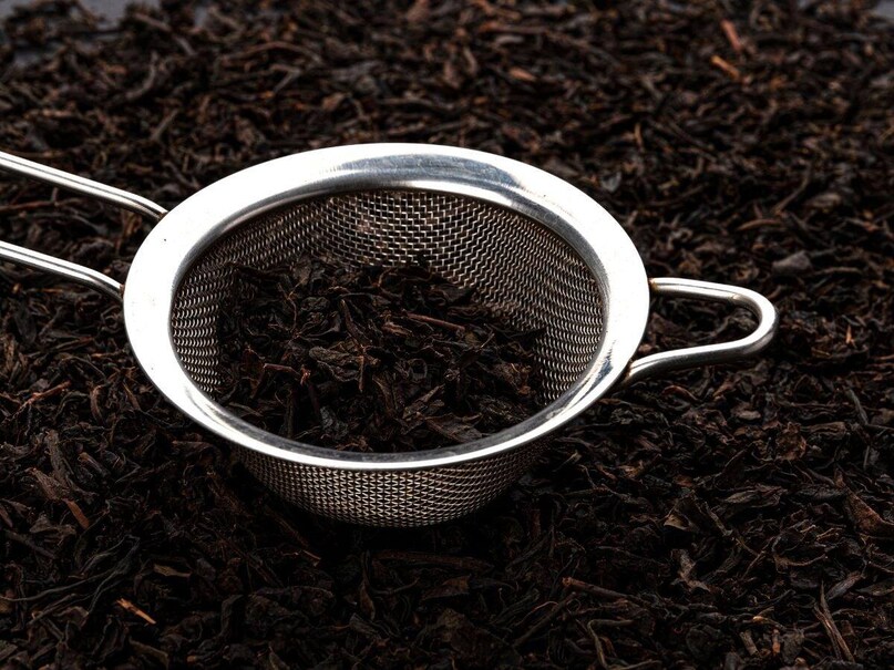 তিনি আরও ব্যাখ্যা করলেন যে, যদি ছাঁকনিটি অত্যন্ত নোংরা হয়, তাহলে লেবুর রস এবং ডিটারজেন্টের মিশ্রণ সবচেয়ে ভাল। একটি পাত্রে হালকা গরম জল ভরে, ডিটারজেন্ট পাউডার এবং লেবুর রস ছেঁকে নিন। এই দ্রবণে ছাঁকনিটি ডুবিয়ে ৫ মিনিটের জন্য রেখে দিন। লেবুর টক স্বাদ গ্রীস কেটে স্টিলকে নতুন চকচকে করে তোলে।