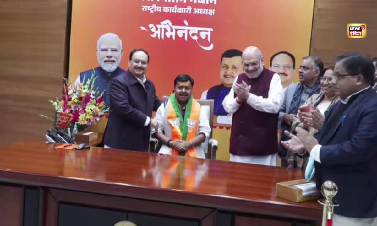  अमित शाह ने दिया गुलदस्ता नड्डा ने पहनाया पटका  नितिन नवीन की कैसे हुई ताजपोशी