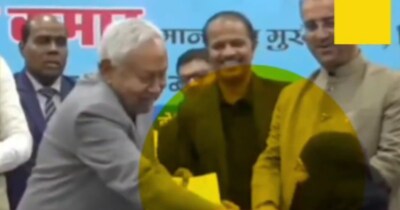 नीतीश कुमार के हिजाब खींचने पर विवाद.