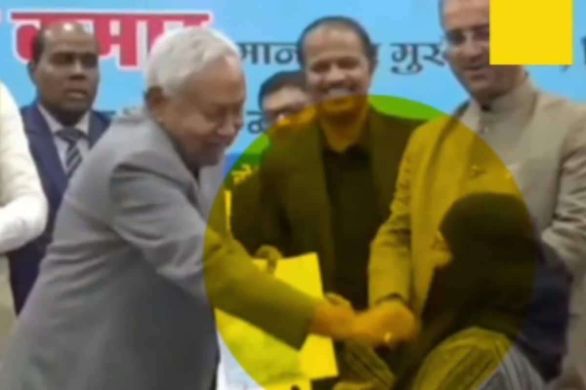 नीतीश कुमार ने मंच पर सबके सामने खींचा महिला डॉक्टर का हिजाब, RJD ने शेयर किया VIDEO