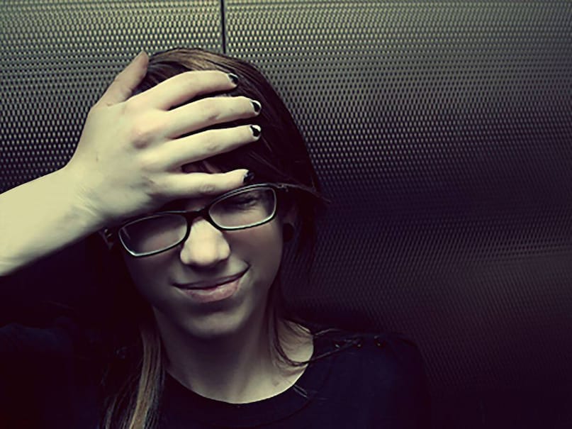 মাইগ্রেনের মাথাব্যথা — গভীর রাত, তীব্র গন্ধ, উজ্জ্বল আলো, ‘মিল স্কিপ’ করা, অথবা হরমোনের পরিবর্তনের কারণে মাইগ্রেনের ব্যথা তীব্র হয় এবং প্রায়শই বমি বমি ভাব এবং আলো বা শব্দের প্রতি সংবেদনশীলতা দেখা দেয়। এক্ষেত্রে, অন্ধকার, শান্ত জায়গায় বিশ্রাম নেওয়া, নিয়মিত ঘুমের সময়সূচি বজায় রাখা এবং পরিচিত ট্রিগারগুলি এড়িয়ে চলা এই পর্বগুলিকে পরিচালনাযোগ্য রাখতে সাহায্য করতে পারে। 