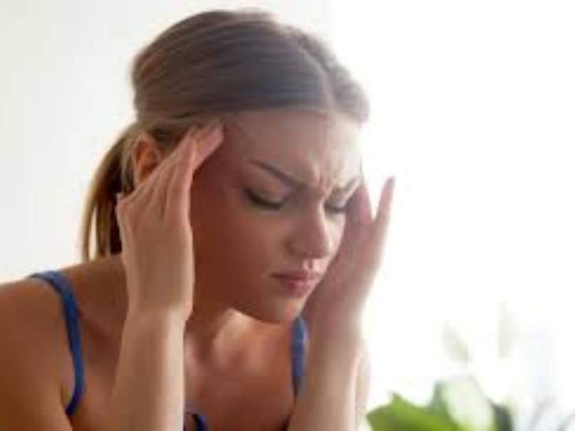 ক্লান্তি এবং জলশূন্যতার কারণে মাথাব্যথা — অনিয়মিত ঘুম, গভীর রাত পর্যন্ত পড়াশোনা, তীব্র শারীরিক পরিশ্রম, জলশূন্যতা অর্থাৎ ডিহাইড্রেশন, এমনকি রাতভর মদ্যপানের ফলেও শরীর ক্লান্ত হয়ে পড়তে পারে। এর ফলে পরের দিন সকালে প্রচণ্ড, ধড়ফড় করা মাথাব্যথা দেখা দেয়। পর্যাপ্ত জল পান করা, সময়মতো খাওয়া এবং শরীরকে পর্যাপ্ত বিশ্রাম দেওয়া এই মাথাব্যথার তীব্রতা রোধ করতে সাহায্য করতে পারে।