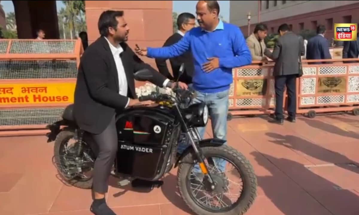 मैंने खुद तैयार किया हैतेलंगाना कांग्रेस सांसद ई-बाइक लेकर पहुंचे  संसद