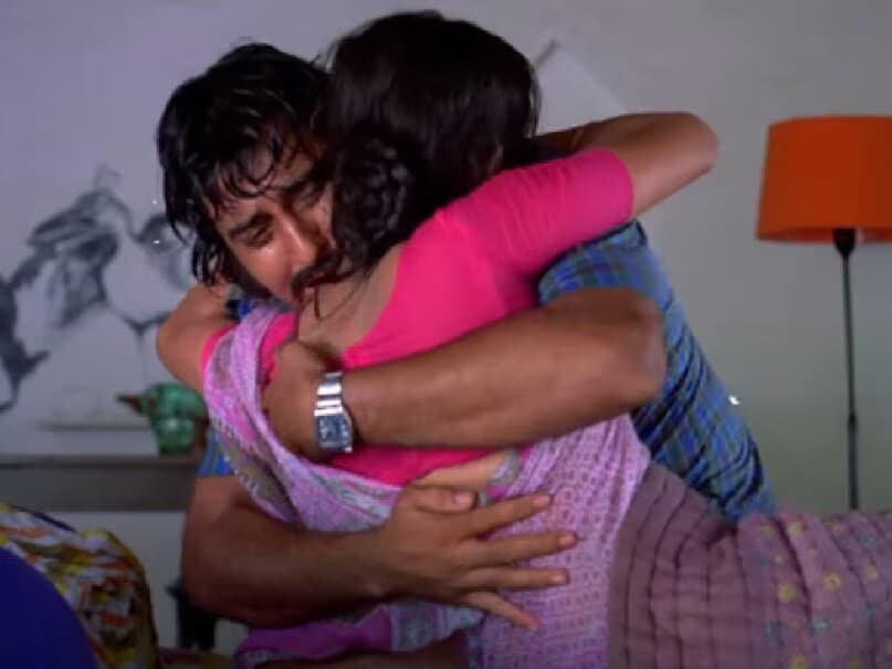 Throughout his career, Vinod Khanna shared the screen with legendary actresses from Nutan to Hema Malini. However, one particular pairing gained attention when he starred opposite an actress significantly younger than him and even featured in a bold scene with her. (News18 Hindi)