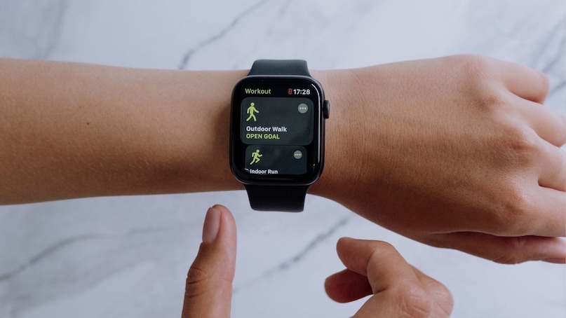 रे फर्नांडो असं या इंजिनीअरचं नाव. त्यांनी सांगितलं, अ‍ॅपल वॉचने त्यांच्या आयुष्यात सकारात्मक बदल घडवून आणले. जेव्हा त्याने पहिल्यांदा घड्याळ घातलं तेव्हा त्यांना मिनिटा मिनिटाला अलर्ट मिळत होते की त्याचं वजन वाढत आहे. घड्याळामुळे त्यांनी स्वतःला तंदुरुस्त ठेवण्यासाठी एक वेळापत्रक तयार केले आणि अनेक वर्षे त्यांच्या सूचनांचं पालन केलं.