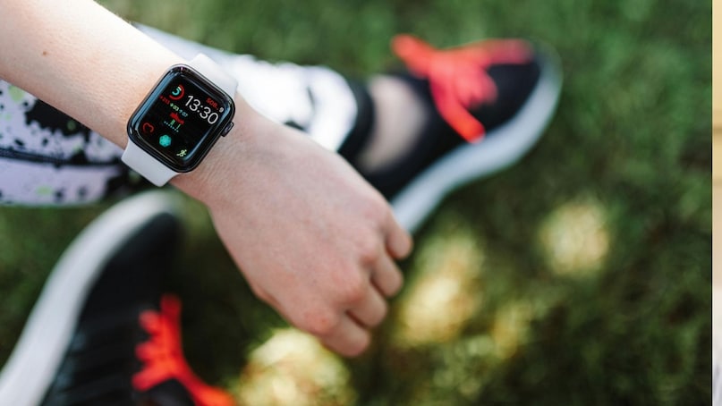 आता तो म्हणतो की तो मोकळा आहे, प्रत्येक गोष्टीवर लक्ष ठेवण्याची गरज नाही. त्याने दररोज किती चालावं, काय खावं,किती काम करावं आणि आरोग्याशी संबंधित कोणत्या घटकांवर विशेष लक्ष दिलं पाहिजे, हे त्याला समजतं. तो अ‍ॅपल वॉचची अजिबात टीकाकरत नाही. हा बदल त्याच्या वैयक्तिक आयुष्याशी संबंधित आहे, कोणत्याही व्यावसायिक दबावाशी नाही, हेसुद्धा त्याने स्पष्ट केलं.