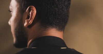 नई दिल्ली. मुंबई की भागदौड़ भरी जिंदगी में एक परिवार ऐसा भी था, जिसने सपनों को जिंदा रखने के लिए दिन-रात मेहनत की. पिता सड़कों पर नारियल पानी बेचकर घर चलाते थे, जबकि मां लोगों के घरों में सफाई कर परिवार की जिम्मेदारी संभालती थीं. तंग गलियों में पले-बढ़े उस बेटे ने बचपन से संघर्ष देखा, लेकिन मुश्किलों ने उसके हौसले को और मजबूत किया. पढ़ाई के साथ-साथ उसने छोटे-छोटे मंचों पर अभिनय का अभ्यास शुरू किया, क्योंकि उसके भीतर सिनेमाई दुनिया की आग जल रही थी. परिवार की आर्थिक बाधाएं, समाज की टिप्पणी और असुरक्षाएं सब उसके रास्ते में आईं, पर वह रुका नहीं... धीरे-धीरे छोटे पर्दे से लेकर बड़े मंच तक उसकी पहचान बनने लगी. मेहनत, अनुशासन और अभिनय कौशल ने उसे एक ऐसा मुकाम दिलाया कि आज उसका नाम वैश्विक मंच पर गूंज रहा है. संघर्ष की कहानी से सफलता की गाथा लिखते हुए इस बेटे ने पूरी दुनिया का दिल जीत लिया.